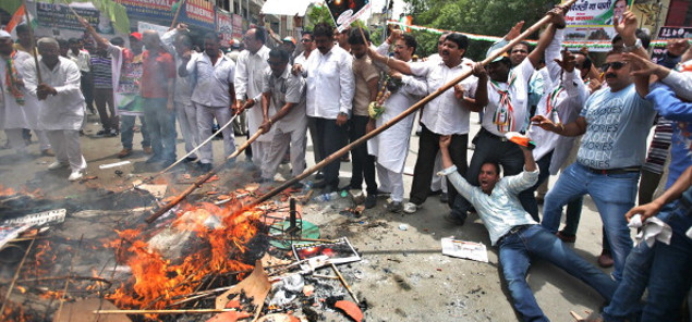 अनियंत्रित बस दुकान में घुसी