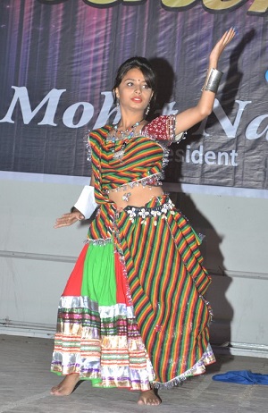 आर्स कॉलेज की फ्रेशर पार्टी में मस्तों का झुंड