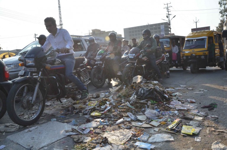 सफाई कर्मियों की गन्दी हरकत शहर में फैलाया कचरा – शहरवासियों में आक्रोश