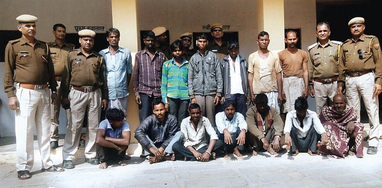 कुख्यात गांवों में पुलिस की दबिश, 24 संदिग्ध हिरासत में