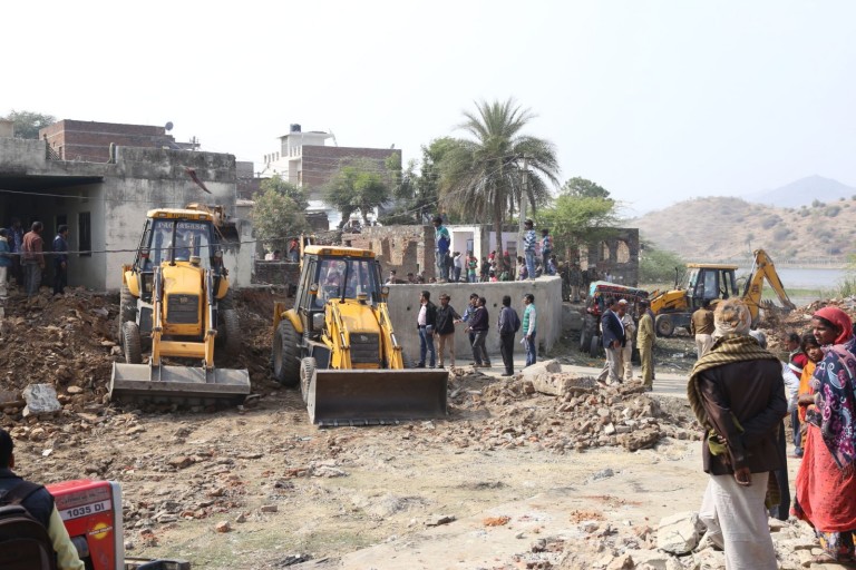 गोवर्धन सागर रिंग रोड के बीच आरहे ३२ मकानों पर युआईटी आर निगम का चला हथोड़ा