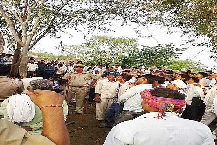 मौताणे के लिए सेकड़ों ग्रामीणों ने तीरकमान व हथियारों से लैस हो कर किया  चढ़ोतरा