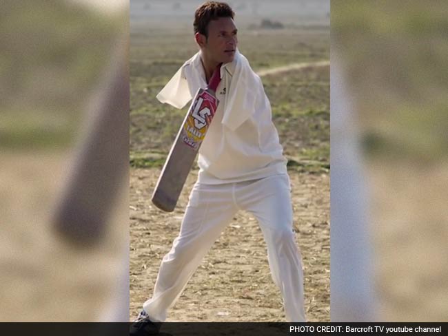 नहीं है दोनों हाथ, फिर भी क्रिकेट खेलते हैं आमिर : देखें, कैसे कर पाते हैं बैटिंग-बॉलिंग…