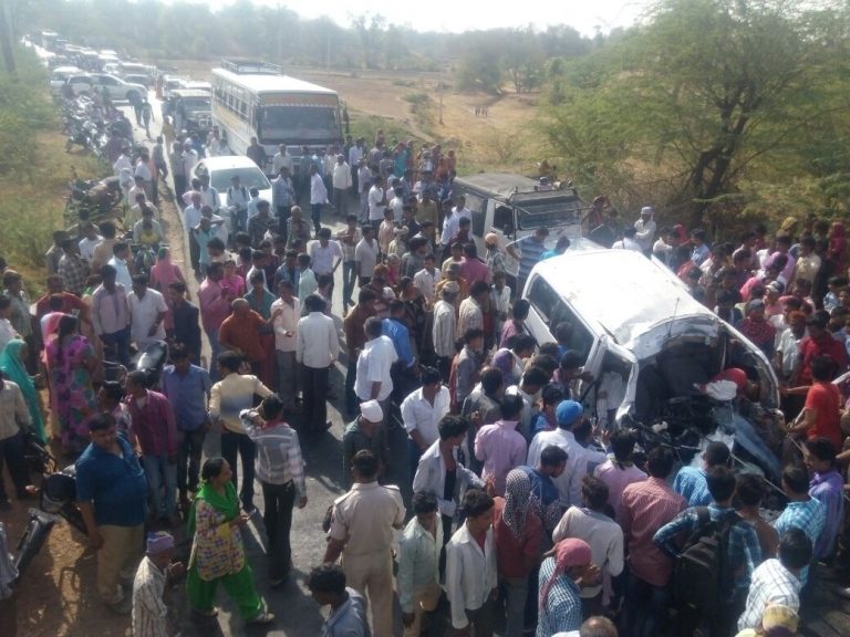 डूंगरपुर में बस और कार की भिडंत, बांसवाड़ा निवासी 4 लोगों की मौके पर ही मौत