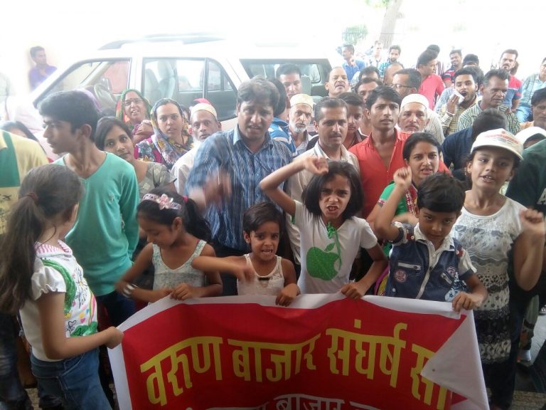 दूकान की चाबी देदो या ज़हर देदो