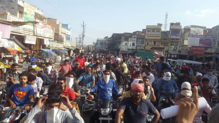 समानता की हुंकार से सरकार दहशत में और प्रशासन टेंशन में 