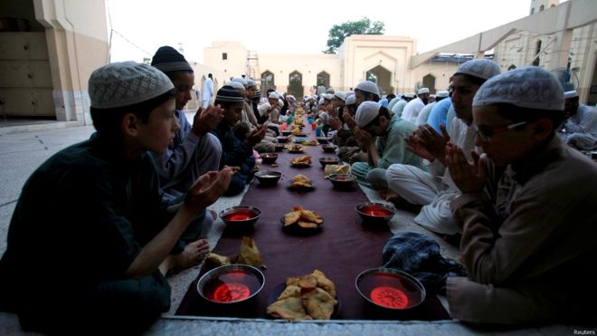 रमज़ान में बिखरे हज़ारों रंग