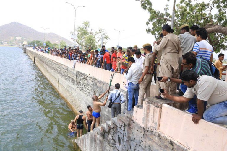 गर्लफ्रेंड से परेशान युवक ने फतहसागर में कूदा