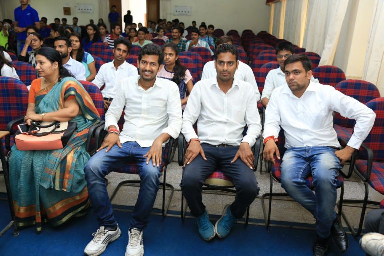 बदलाव कोई नहीं चाहता – प्रत्याशी और छात्र पार्टी, मूवी में मस्त तो डीन, प्रोफ़ेसर चाय समोसे में।