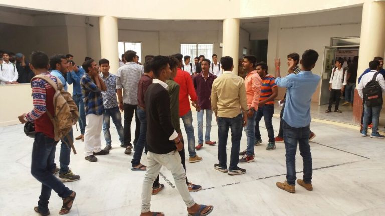 कश्मीरी छात्र की फेसबुक टिप्पणी से टेक्नो कॉलेज में मचा बवाल,