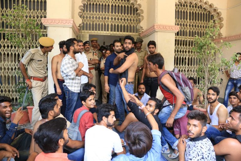 कॉमर्स कॉलेज में बर्थडे मनाते छात्र  नेता को प्रोफेसर ने जड़े थप्पड़