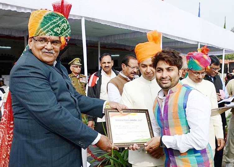 उदयपुर के पत्रकार लतीफ़ का जिला स्तरीय सम्मान