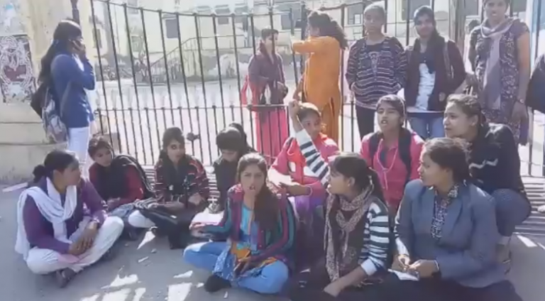 ऑटो चालकों द्वारा छेड़छाड़ से आक्रोशित छात्राओं ने कॉलेज गेट बंद कर की नारेबाजी और प्रदर्शन