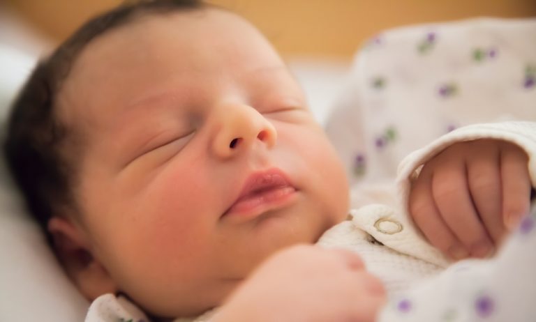 “एक्ट ऑफ़ गॉड” कह कर लापरवाही से डॉक्टरों ने शिशु का हाथ काट दिया था – अदालत ने लगाया जुर्माना