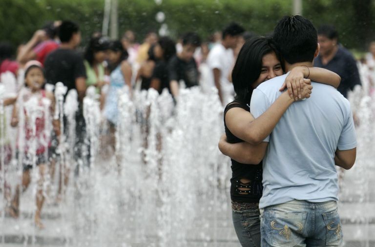 स्व घोषित संस्कृति रक्षक डंडे लिये सड़कों पर घूमते रहे – मोहब्बत करने वाले मॉल और रेस्टोरेंट में इजहारे मोहब्बत कर इन्हें चिड़ाते रहे।