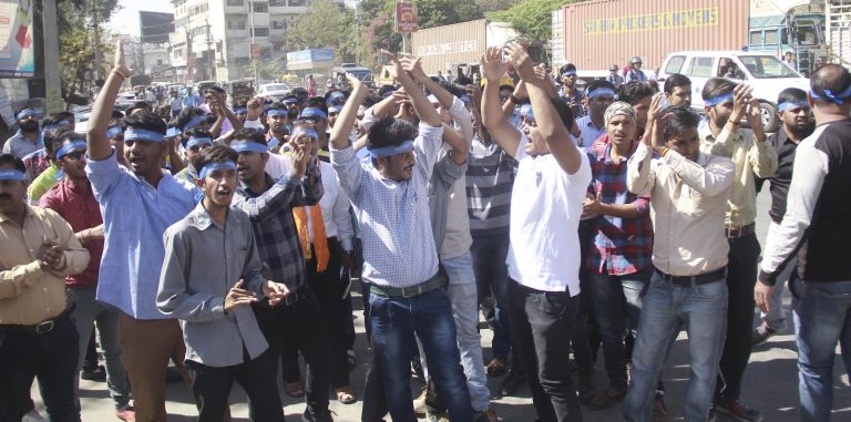 स्वार्थ सिद्ध करने के लिए सोशल मिडिया पर ग्रुप बनाया और उतर गए मुटठी भर लोगों को लेकर पुलिस का विरोध करने।