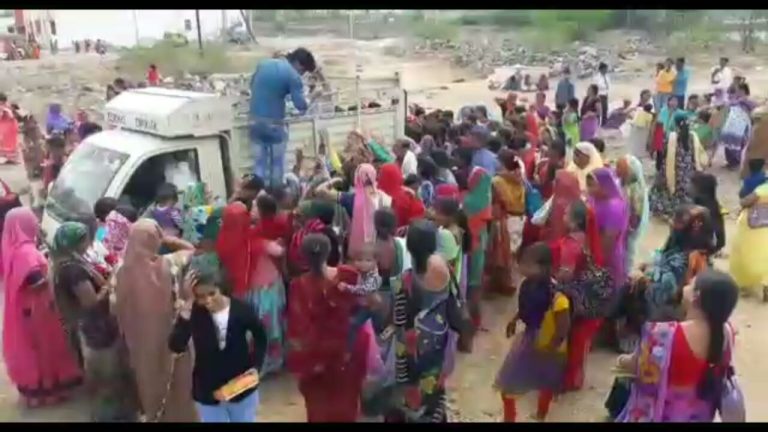 महिलाओं को बुलाया तो सम्मान देने के लिए लेकिन पेसेफिक और गीतांजलि ने अपमानित कर  खाना खिलाया भीख की तरह। ( VIDEO )