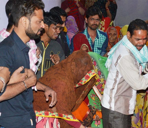 इधर चल रही थी दुल्हन की विदाई की तैयारी उधर ट्रोले ने कुचल दिया परिवार के तीन लोगों को