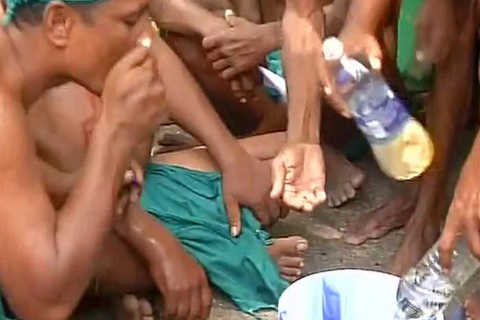 जंतर-मंतर पर एक महीने से ज्यादा समय से धरना दे रहे किसानों ने मूत्र पीकर जताया विरोध