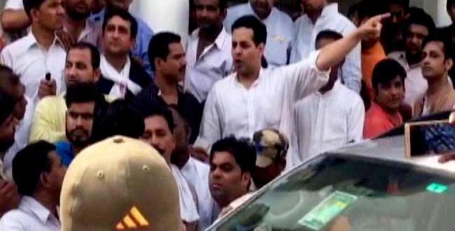 शोभायात्रा के दौरान भाजपा नेता ने की SSP आवास पर तोड़फोड़, सांसद समेत 8 लोगों पर मुकदमा-यूपी