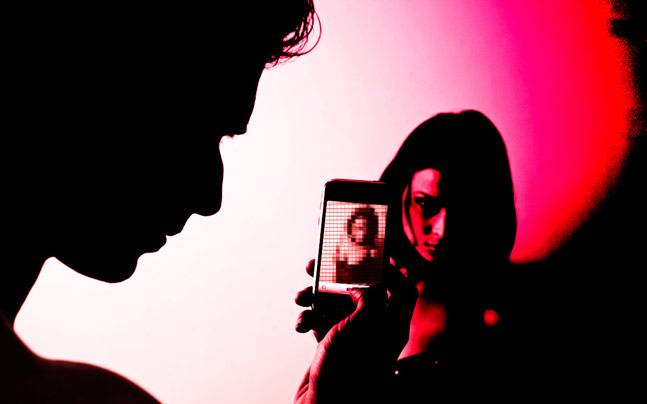 पत्‍नी के साथ बलपूर्वक यौन संबंध बनाकर, पति दिखा रहा था LIVE