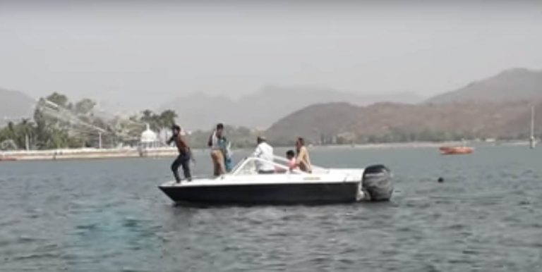 झीलों की नगरी लेकिन झीलों से शव निकालने के लिए गोताखोर नहीं है – मछली पकड़ने के जाल से निकाल रहे है बच्ची का शव ।