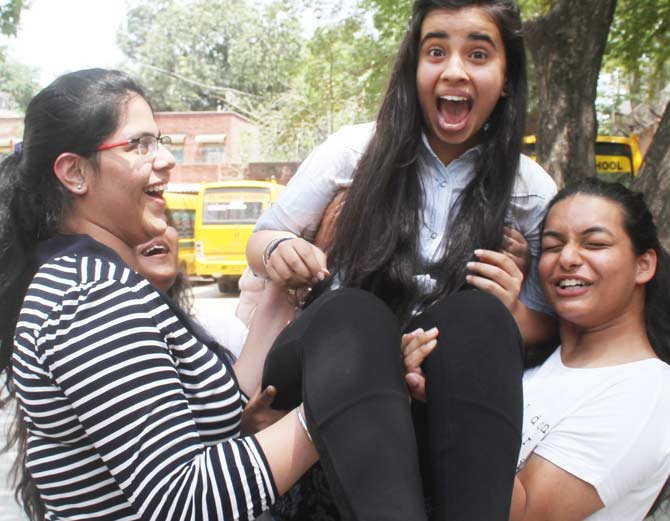 10th CBSE बोर्ड का रिज़ल्ट आया, बच्चों के चेहरे खिल गए।