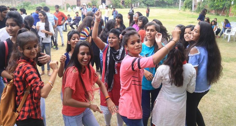 छात्रसंघ चुनाव की सरगर्मियों के साथ शुरू हुआ हुड़दंग, मारपीट, नाच गाने का दौर