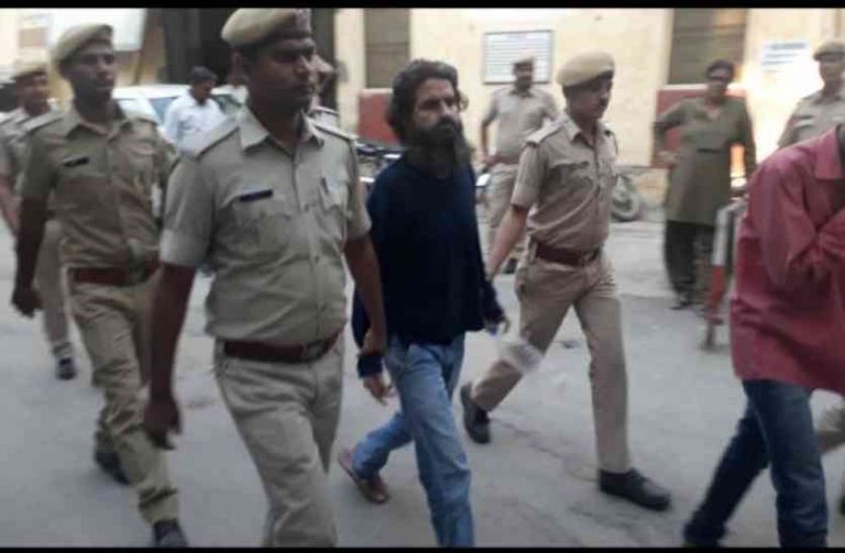 उदयपुर कोर्ट में कैदी ने महिला जज पर चप्पल फेंका. ( Video )