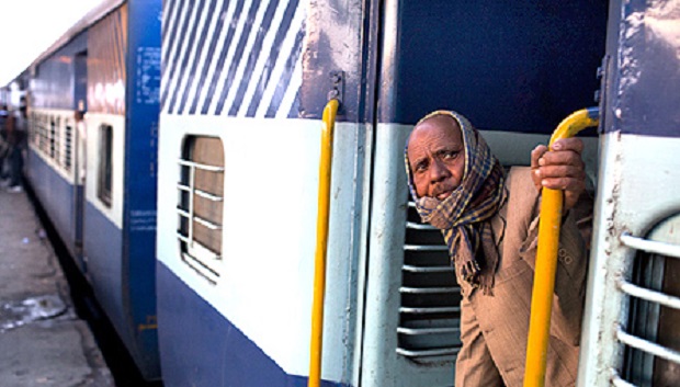 रेलवे की लूट – रोजाना 10 लोगों की जेब काट रहा है