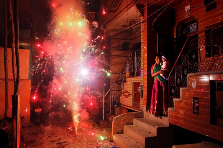 खुशियों के साथ मनाई दीपावली- खूब छुटे पटाखे