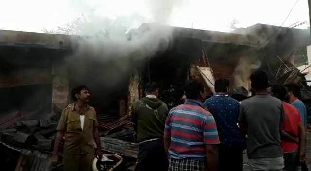 अल सुबह आग लगने से हिरण मगरी में मचा हड़कम्प, भंगार की छह दुकाने पूरी तरह जलकर हुई खाक