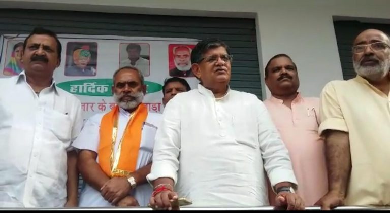 कटारिया को ग्रामीण विधायक के सम्मान में पटाखे चलाना अगर फिजूल खर्च लगा था तो दशहरे की आतिशबाजी के गवाह खुद क्यों बने ? ( विडियो )