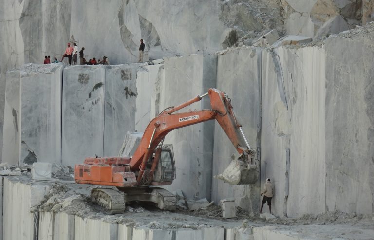 सरकार का मंहगाई वाला चाबुक फिर जनता की पीठ पर – मकान बनाना हुआ और मंहगा