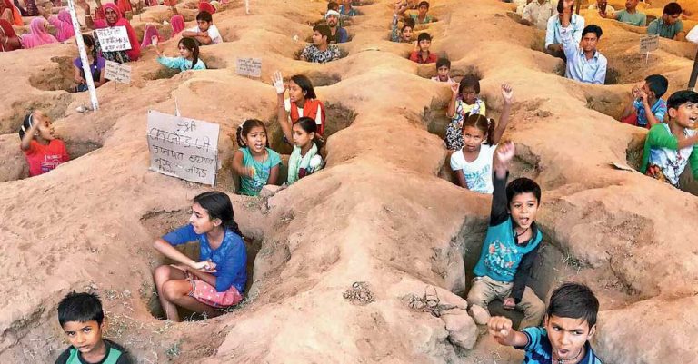 अब किसानों के बच्चों ने उठाया जमीन समाधि सत्याग्रह का बीड़ा