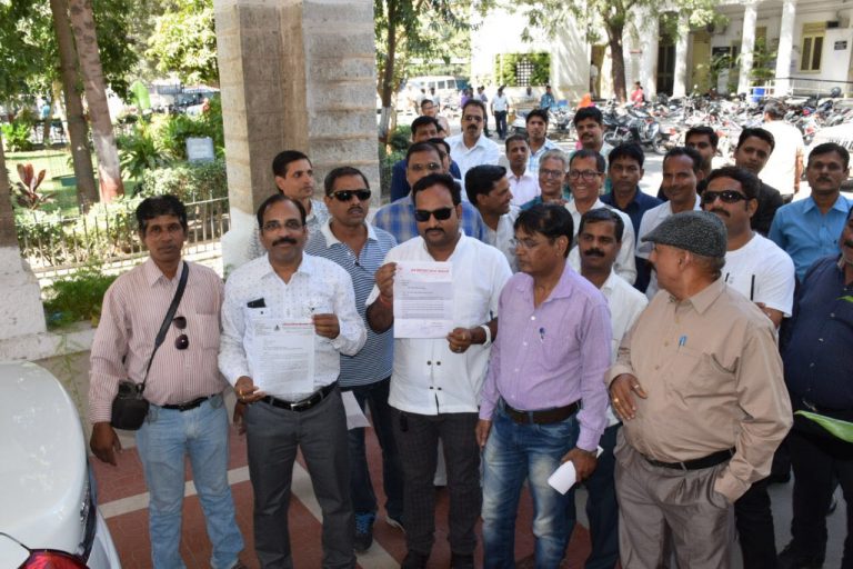 भ्रष्ट लोक सेवकों को बचाने वाले काले कानून के खिलाफ लेकसिटी प्रेस क्लब का विरोध