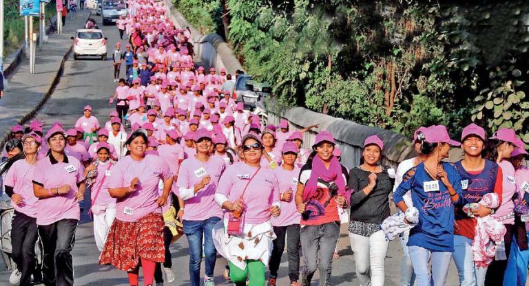 कैंसर से जंग करने दौड़ी गुलाबी गैंग