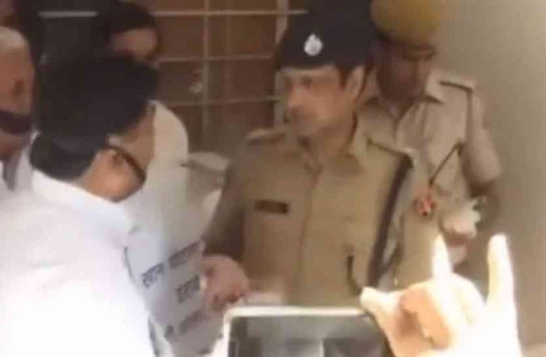 कांग्रेसी विधायक ने पुलिस अधिकारी को बीजेपी का एजेंट बता कर लगाईं फटकार ( वीडियो )