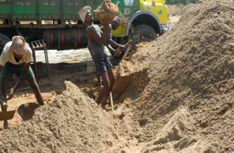 बजरी माफिया की बल्ले बल्ले – बजरी मिलेगी लेकिन तीन गुना दामों में