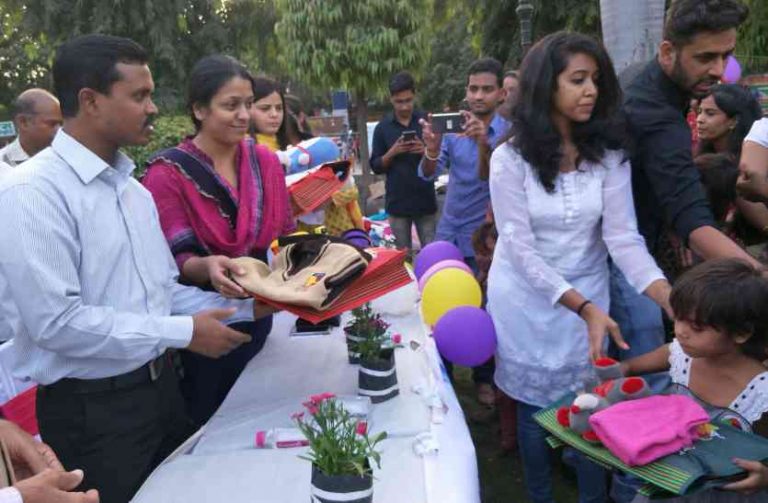 बाल दिवस पर उदयपुर कलेक्टर ने बलून बेचने वालों के हाथों में थमाई पुस्तकें – एक दिन का ड्रामा या बदलेगी सूरत