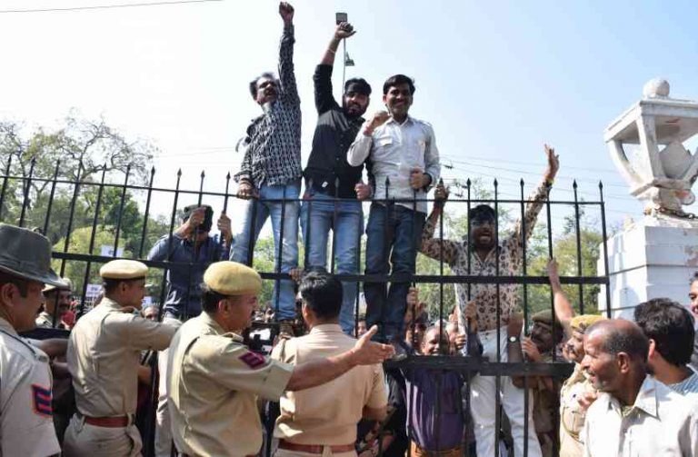 नोटबंदी को हुआ एक साल पूरा, देश के हाल फिर भी बेहाल, विपक्ष ने मनाया काल दिवस, प्रधानमंत्री मोदी को दी हिटलर की उपाधि .