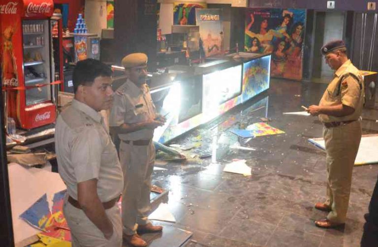 पद्मावती का ट्रेलर दिखाने पर सिनेमा हॉल में करनी सेना ने की जम कर तोड़फोड़