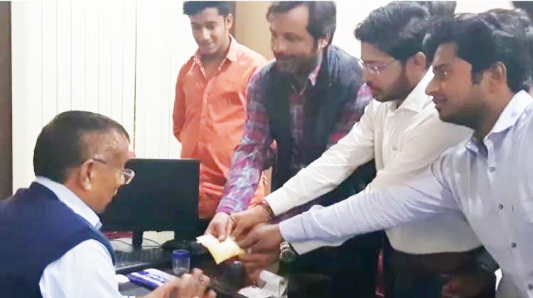 जनता की समस्या देखने आने के लिए निगम प्रशासन को दिए पीले चावल