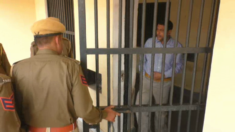 थानेदार को कोर्ट की अवमानना करने पर खानी पड़ी जेल की हवा