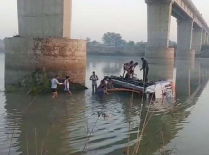 भीषण हादसा – राजस्थान के सवाई माधोपुर के पास बनास नदी में बस गिराने से 32 लोगों की हुई मौत
