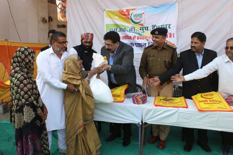 डूंगरपुर के एमएमबी ग्रुप ने 100 परिवारों को किया राशन वितरित