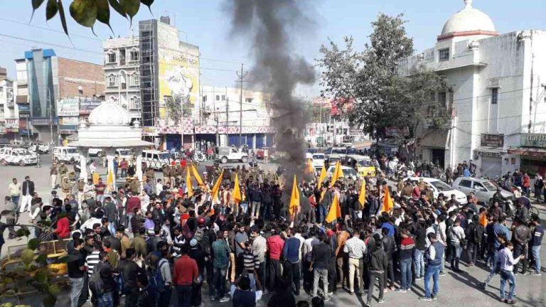 राजस्थान के गृहमंत्री के गृह नगर में पद्मावत फिल्म के विरोध के दौरान जम कर मचा उत्पात – खूब हुई तोड़फोड़ , पुलिस जाने क्यूँ थी मजबूर