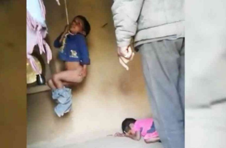 हैवान बाप ने चार साल के मासूम बेटे को लटकाया फंदे पर और बेटी की छड़ी से की पिटाई – गलती इतनी की बिस्तर में किया था पेशाब।