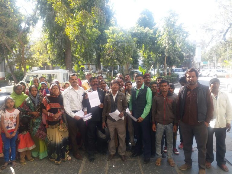 भाजपा पार्षद अपने ही सत्ता के बोर्ड से उपेक्षित हो कर कांग्रेसी पार्षद के साथ मिलकर वार्ड समस्याओं का ज्ञापन देने पहुचां।