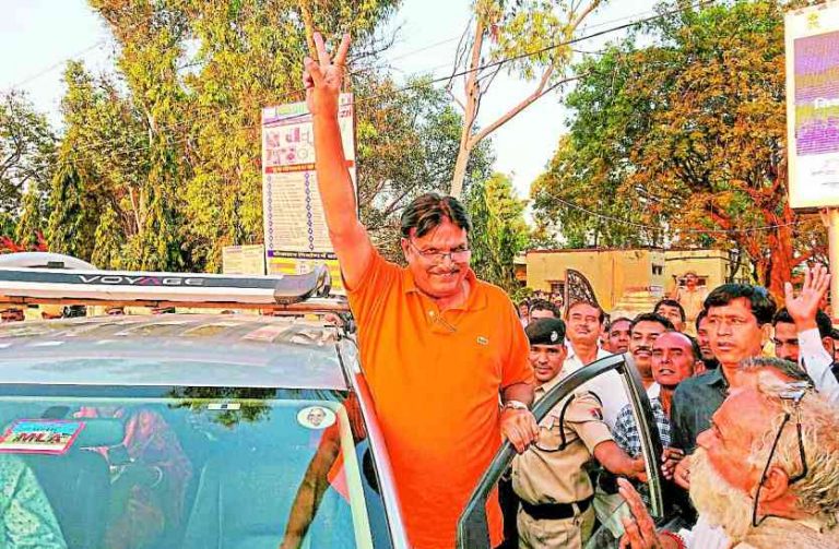 चुनाव से पूर्व जनता सेना का सैलाब देखकर हिल उठे कई सियासतदार, 100 कार्यकर्ताओं के साथ कुराबड़ सरपंच में भी थामा महाराज का हाथ।